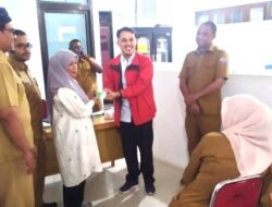 Belasan THL DPMPTSP Pidie Jaya Terima Kartu BPJS Ketenagakerjaan