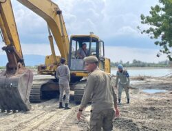 Satpol PP dan WH Aceh Besar Hentikan Aktivitas Pengurukan Pasir Tanpa Izin di Baitussalam