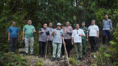 Bupati Nagan Raya Tinjau Penemuan Batu Giok Raksasa di Beutong