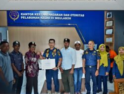 Kepala KSOP Meulaboh Terima Penghargaan dari Panglima Laot Kabupaten Nagan Raya