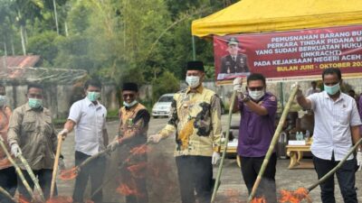Kejari Aceh Selatan Musnahkan Barang Bukti