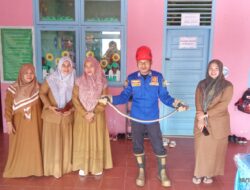 Respons Cepat, Damkar Aceh Besar Evakuasi Ular di Peukan Bada