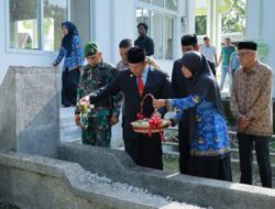Peringati Hari Pahlawan, Sekda Aceh Besar Pimpin Ziarah ke Makam Panglima Teuku Nyak Makam