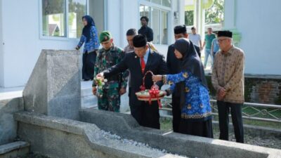 Peringati Hari Pahlawan, Sekda Aceh Besar Pimpin Ziarah ke Makam Panglima Teuku Nyak Makam