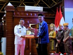 Wagub Fadhlullah Serahkan Bungong Jaroe kepada Keluarga Pahlawan dan Pejuang Kemerdekaan