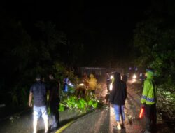 Tim Gabungan Polres Aceh Selatan Tanggap Cepat Atasi Tanah Longsor dan Pohon Tumbang