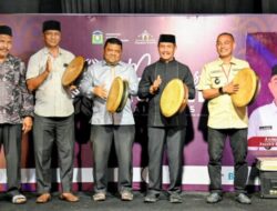 Diwarnai Guyuran Hujan Lebat, Wabup Syukri Tabuh Rapai Buka Meunasah Krueng Fair 2025