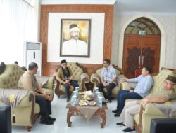 Sekda Nasir Sambut Pimpinan LAN RI di Bandara SIM, Jamu Makan Siang Khas Aceh