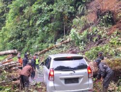 Aksi Cepat Polsek Beutong dan Tim Gabungan Buka Akses Jalan Akibat Longsor dan Pohon Tumbang