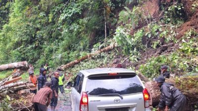 Aksi Cepat Polsek Beutong dan Tim Gabungan Buka Akses Jalan Akibat Longsor dan Pohon Tumbang