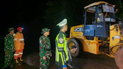 Prajurit Kodam IM Bersama Polri dan BPBD Bersihkan Longsor di Jalan Nasional Lintas  Tapaktuan–Subulussalam