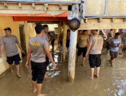 Puluhan Personel Polri BKO Polres Aceh Besar Bersihkan Rumah Warga Korban Banjir 