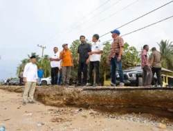 Tinjau Abrasi Parah di Lhok Puuk Aceh Utara, Gubernur Mualem: Kondisi Darurat