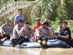 Didampingi Kapolres Aceh Selatan, Anggota DPR RI Komisi XIII Salurkan Bantuan untuk Korban Banjir di Trumon
