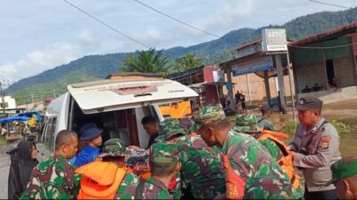 Prajurit Kodim 0107/Asel Evakuasi Jenazah Gunakan Perahu LCR di Trumon