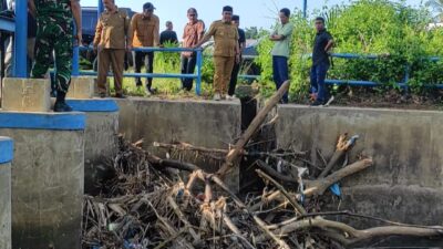 Tinjau Kerusakan Jalan dan Pintu Air Pasca Banjir, Bupati Syech Muharram Perintahkan Segera Diperbaiki