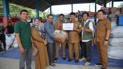 Diterima Wabup, Disdikbud Aceh Besar Serahkan Donasi Rp 158 Juta untuk Korban Banjir dan Longsor Aceh