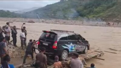 Pasca Jembatan Runtuh, Rerebe Tripe Jaya Terisolasi, Warga Menyeberang Andalkan Rakit