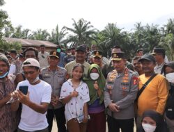 Didampingi Kapolda Aceh, Kapolri Tinjau Lokasi Pengungsian Korban Banjir dan Polres Aceh Tamiang
