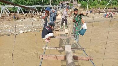 Seutas Tali Menggantung Harapan, Jembatan Darurat Rerebe Akhirnya Terwujud