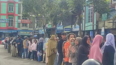 Ratusan Warga Takengon Antre Minyak Makan Murah