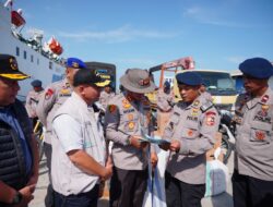 Kapal MV Egon Pengangkut Logistik Penanganan Bencana dari Mabes Polri Tiba di Pelabuhan Krueng Geukueh