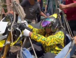 Salurkan Bantuan ke Ketol, Wabup Aceh Tengah Nyaris Kecebur Sungai dari Jembatan Gantung