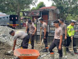 Pascabanjir, Polres Nagan Raya Gotong Royong Bersihkan Masjid Darul Iman di Tripa Makmur