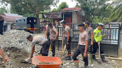 Pascabanjir, Polres Nagan Raya Gotong Royong Bersihkan Masjid Darul Iman di Tripa Makmur
