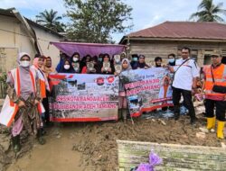 Momentum Hari Ibu, PKS Banda Aceh Bagikan Kado untuk Korban Banjir di Aceh Tamiang