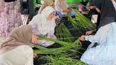 PKK Ujong Kareung Sabang Gelar Pelatihan Pemanfaatan Daun Kelapa