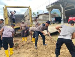 Polres Aceh Selatan Bersama Instansi Terkait dan Warga Gotong Royong Pulihkan Pascabanjir di Trumon