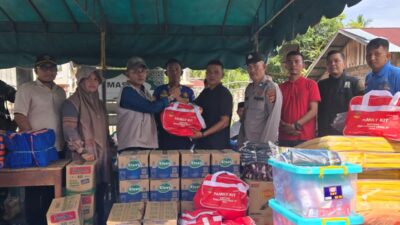 Pemkab Aceh Selatan Gerak Cepat, Serahkan Bantuan Masa Panik untuk Korban Musibah Kebakaran