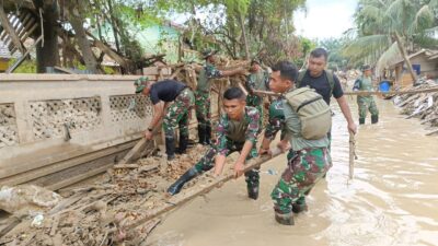 Ratusan Prajurit Yonif 115/ML Bersihkan SD Negeri Kota Lintang Aceh Tamiang