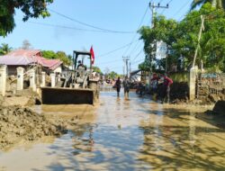 Bersihkan Lumpur dan Material Banjir Bandang di Aceh, TNI Kerahkan Puluhan Alat Berat