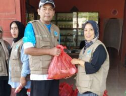 Alumni SMPN 1 Lhoong Aceh Besar Serahkan 40 Paket Sembako untuk Korban Banjir di Bireuen dan Aceh Utara