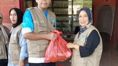Alumni SMPN 1 Lhoong Aceh Besar Serahkan 40 Paket Sembako untuk Korban Banjir di Bireuen dan Aceh Utara