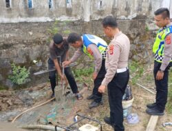 Polres Aceh Barat Peduli Pascabencana, Satlantas Salurkan Bantuan Air Bersih di Woyla Barat