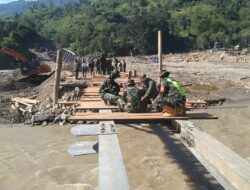 TNI dan Warga Gotong royong Bangun Jembatan Darurat di Burlah, Aceh Tengah
