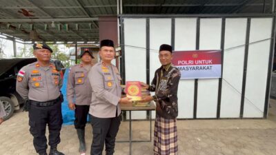 Empat Dayah Terdampak Banjir di Pijay Terima Bantuan 200 Al-Qur’an dari Polisi