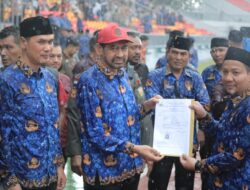 Diguyur Hujan Deras, Gubernur Mualem Serahkan SK PPPK Paruh Waktu untuk Ribuan Honorer