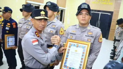 Kapolda Aceh Serahkan Penghargaan Taruna Akpol dan Personel Polda atas Aksi Kemanusiaan Pascabencana Aceh Tamiang