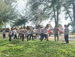 Polres Nagan Raya Gotong Royong Bersihkan Pantai Naga Permai