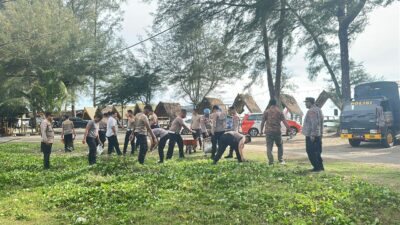 Polres Nagan Raya Gotong Royong Bersihkan Pantai Naga Permai