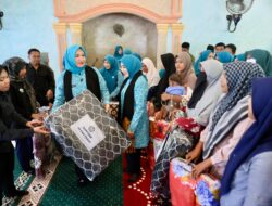 Didampingi Kak Na, Ketum TP PKK Pusat Salurkan Bantuan ke Gampong Pante Baroe Kumbang