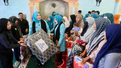 Didampingi Kak Na, Ketum TP PKK Pusat Salurkan Bantuan ke Gampong Pante Baroe Kumbang