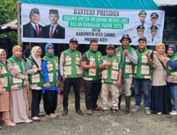 Pemkab Aceh Singkil Bagikan Daging Meugang Bantuan Presiden untuk 10.652 Korban Banjir dan Longsor