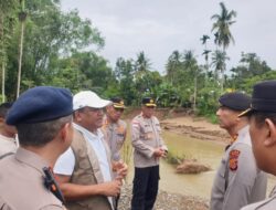 Tinjau Lokasi Jembatan Putus di Jeunieb, Kapolda Aceh: Sat Brimob Polda Segera Bangun Jembatan Bailey
