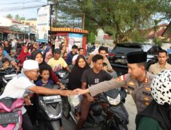 Semarakkan Ramadan, Kapolres Aceh Singkil dan Ketua Bhayangkari Bagikan Takjil Gratis Kepada Masyarakat
