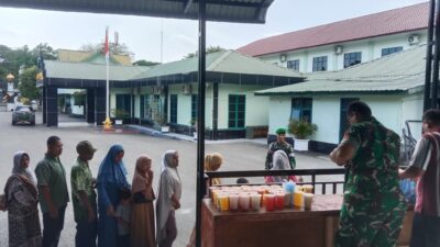 Tebar Kepedulian Ramadan, Prajurit Berbagi Takjil di Lingkungan Makodim 0101/KBA